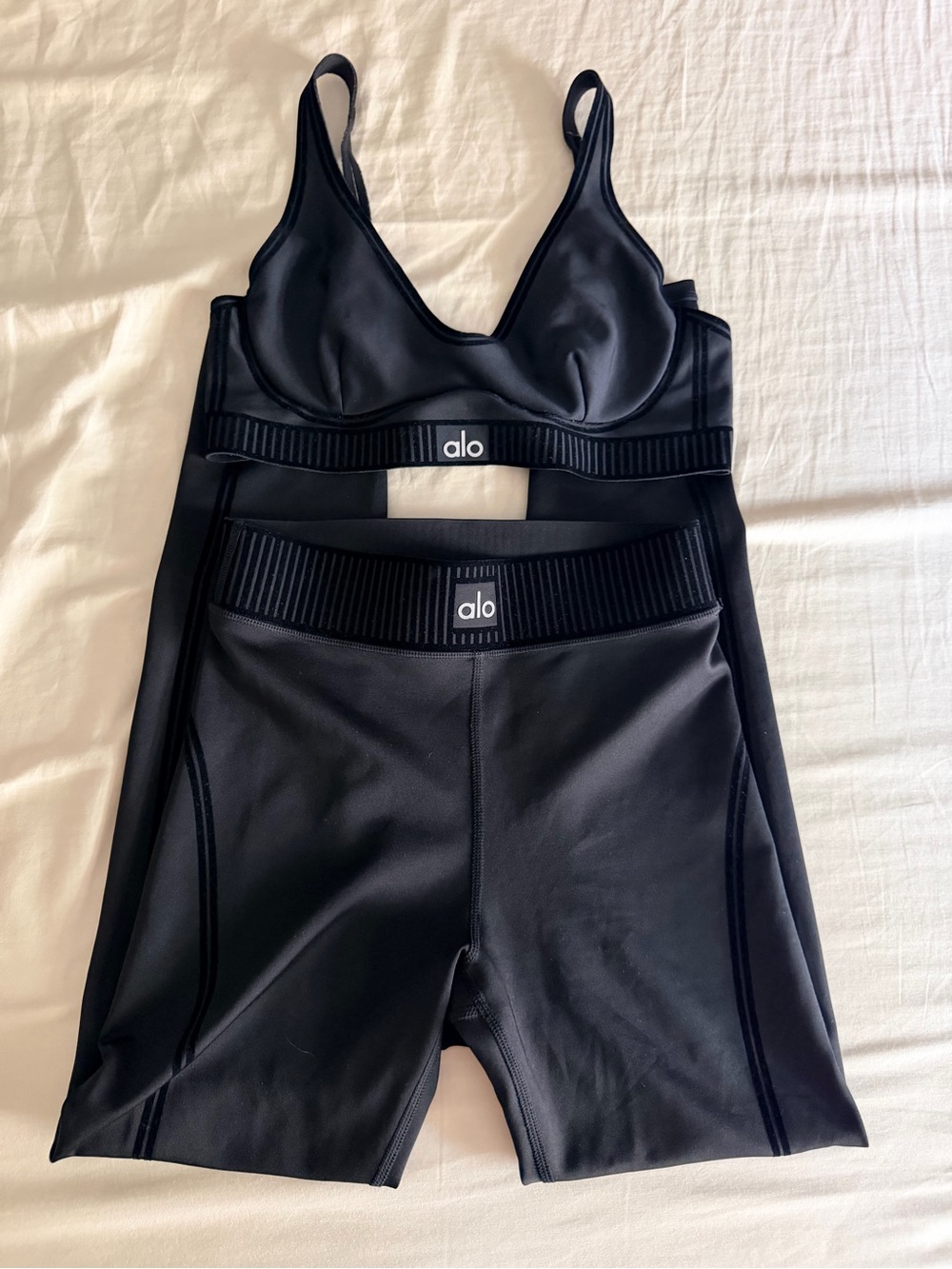 Alo black airlift line up set leggings sports bra Xs